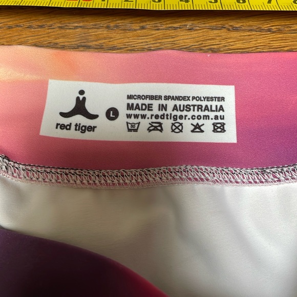 Red Tiger yoga shorts sunrise sunset flower design w/ ruching - Picture 3 of 4